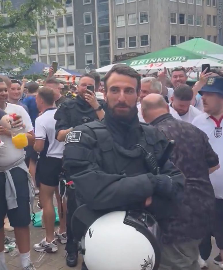 有球迷賽前拍到一名外貌酷似修夫基的德國防暴警員現身球場外圍的酒吧地帶,引起英格蘭球迷哄動。(影片截圖)