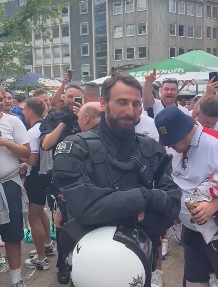 有球迷賽前拍到一名外貌酷似修夫基的德國防暴警員現身球場外圍的酒吧地帶,引起英格蘭球迷哄動。(影片截圖)