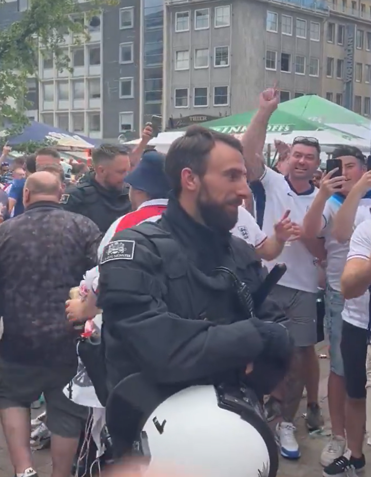 有球迷賽前拍到一名外貌酷似修夫基的德國防暴警員現身球場外圍的酒吧地帶,引起英格蘭球迷哄動。(影片截圖)