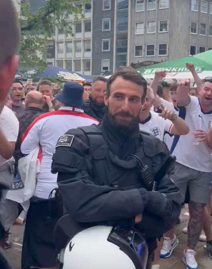 有球迷賽前拍到一名外貌酷似修夫基的德國防暴警員現身球場外圍的酒吧地帶,引起英格蘭球迷哄動。(影片截圖)