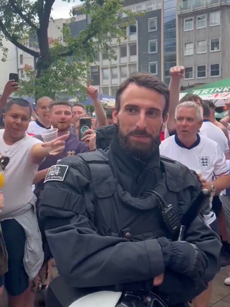 有球迷賽前拍到一名外貌酷似修夫基的德國防暴警員現身球場外圍的酒吧地帶,引起英格蘭球迷哄動。(影片截圖)