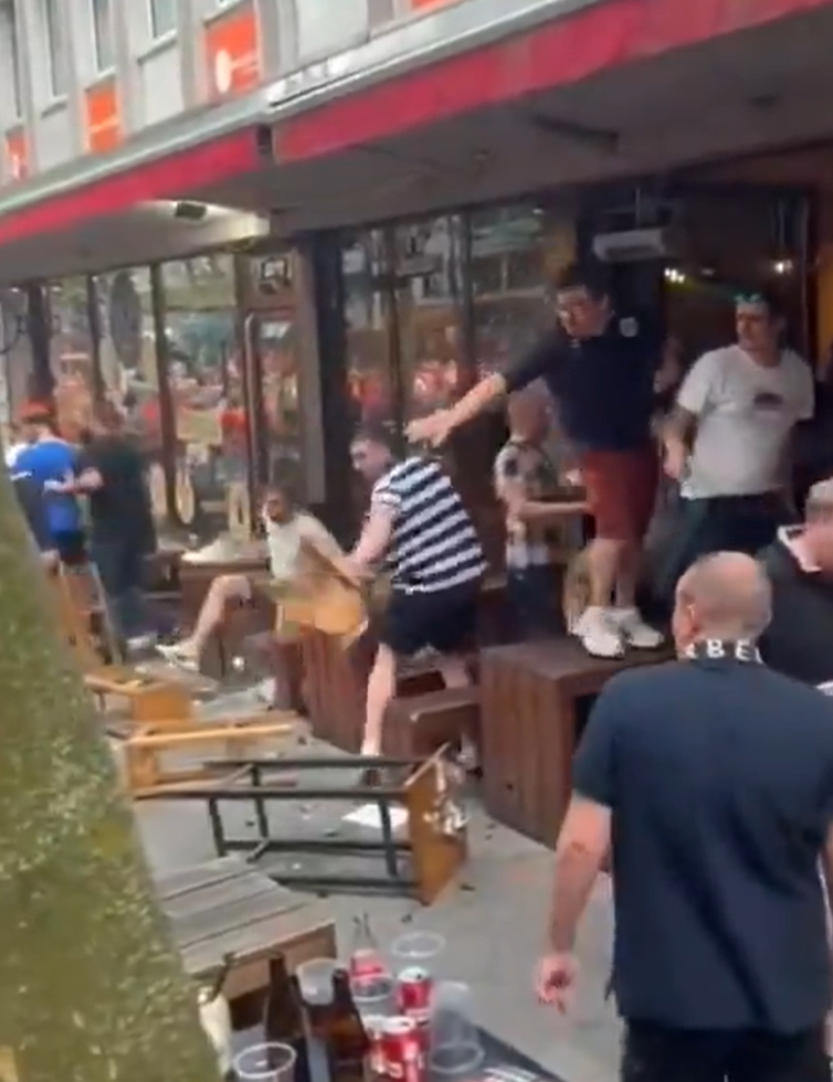 歐洲國家盃4強英格蘭對荷蘭的賽事在德國西北部城巿多特蒙德舉行,吸引逾10萬名球迷到當地,期間雙方球迷爆發衝突,有英格蘭球迷在酒吧遇襲。(影片截圖)