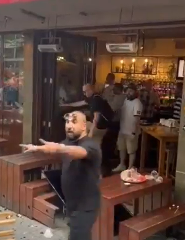 歐洲國家盃4強英格蘭對荷蘭的賽事在德國西北部城巿多特蒙德舉行,吸引逾10萬名球迷到當地,期間雙方球迷爆發衝突,有英格蘭球迷在酒吧遇襲。(影片截圖)