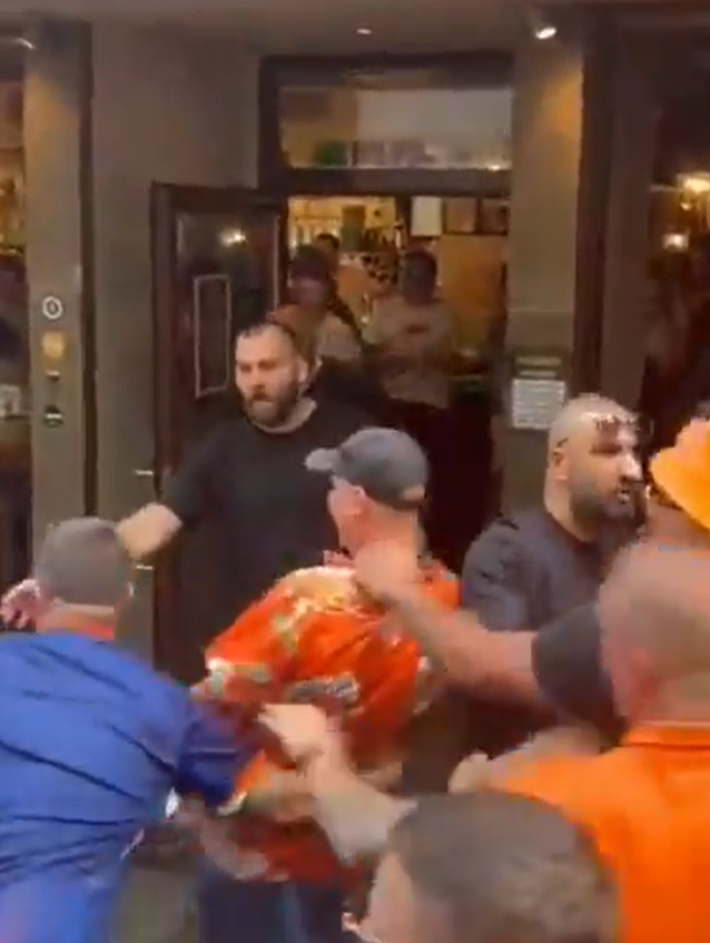 歐洲國家盃4強英格蘭對荷蘭的賽事在德國西北部城巿多特蒙德舉行,吸引逾10萬名球迷到當地,期間雙方球迷爆發衝突,有英格蘭球迷在酒吧遇襲。(影片截圖)
