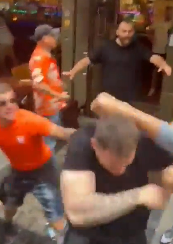 歐洲國家盃4強英格蘭對荷蘭的賽事在德國西北部城巿多特蒙德舉行,吸引逾10萬名球迷到當地,期間雙方球迷爆發衝突,有英格蘭球迷在酒吧遇襲。(影片截圖)