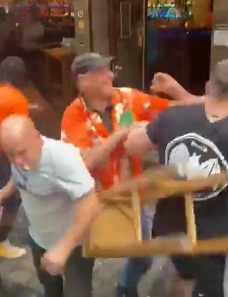 歐洲國家盃4強英格蘭對荷蘭的賽事在德國西北部城巿多特蒙德舉行,吸引逾10萬名球迷到當地,期間雙方球迷爆發衝突,有英格蘭球迷在酒吧遇襲。(影片截圖)