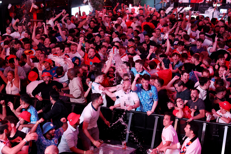 英格蘭球迷慶祝晉級決賽 (路透社)