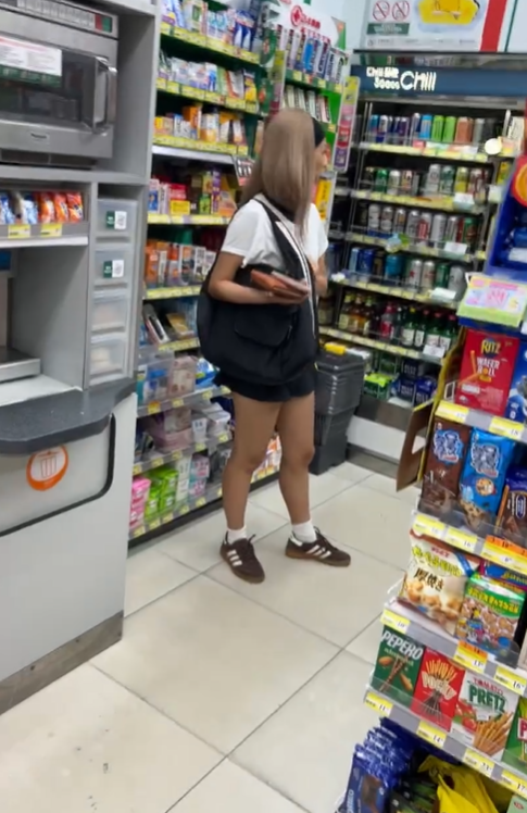 原本173cm高的kayan9896在網民的鏡頭下變成153cm。