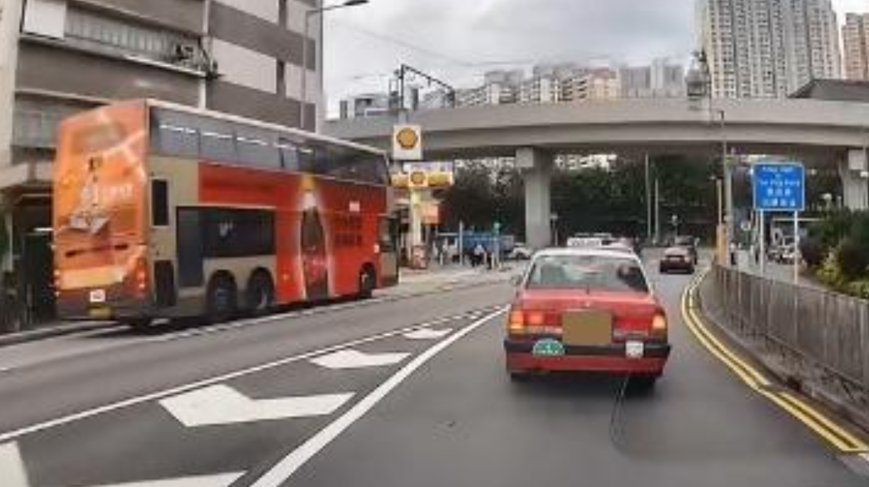 電動單車男疑不滿的士切線,強行開車門疑發生拉扯。(車cam L(香港群組)@FB)