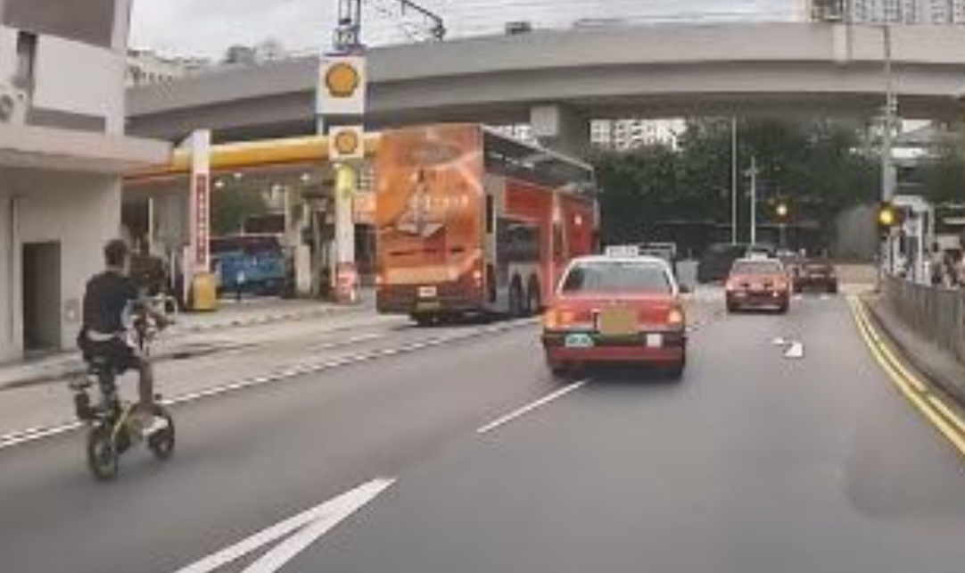 電動單車男疑不滿的士切線,強行開車門疑發生拉扯。(車cam L(香港群組)@FB)
