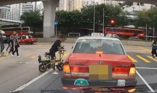 電動單車男疑不滿的士切線,強行開車門疑發生拉扯。(車cam L(香港群組)@FB)