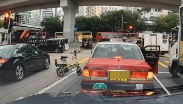 電動單車男疑不滿的士切線,強行開車門疑發生拉扯。(車cam L(香港群組)@FB)