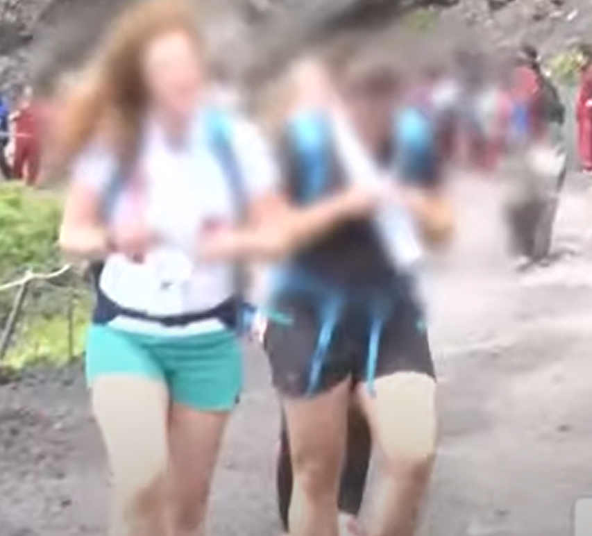 不少外國遊客只穿便裝上山。(新聞截圖)