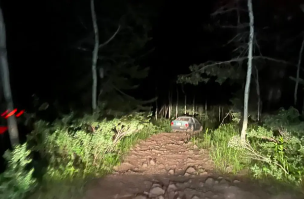 司機跟隨Google Maps導航,半夜慘陷荒山窄泥路。(互聯網)