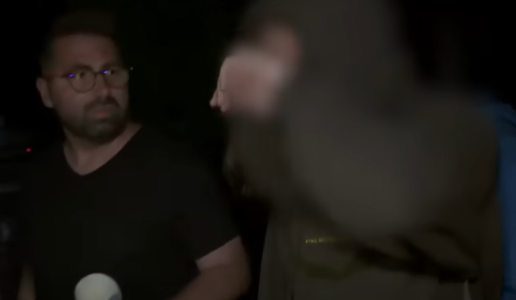 女事主男友(右)講述事發經過。(互聯網)