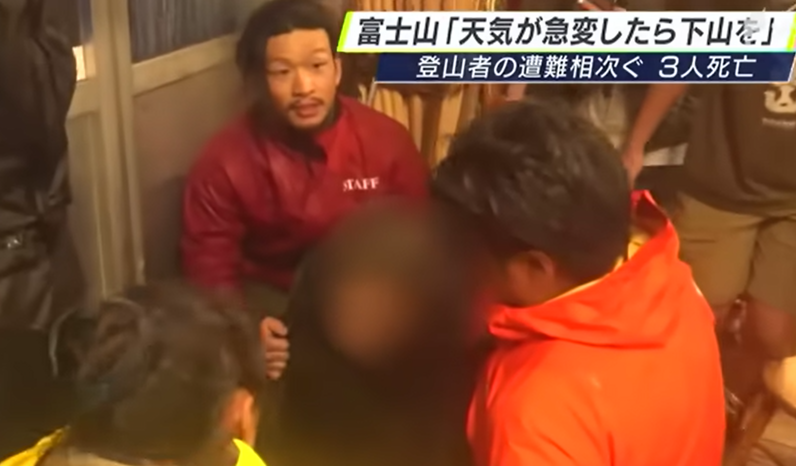 日本媒體採訪時遇到香港山友遇事。(新聞截圖)