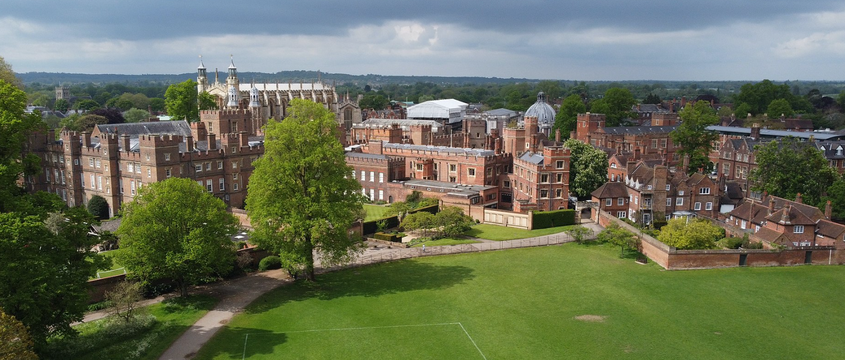 英國著名寄宿學校伊頓公學將會禁止新生攜帶智能電話上學,他們將會獲派只能打電話和收發簡單短訊、未能上網的諾基亞「磚頭電話」。(資料圖片)