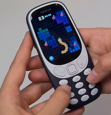 英國著名寄宿學校伊頓公學將會禁止新生攜帶智能電話上學,他們將會獲派只能打電話和收發簡單短訊、未能上網的諾基亞「磚頭電話」。(資料圖片)