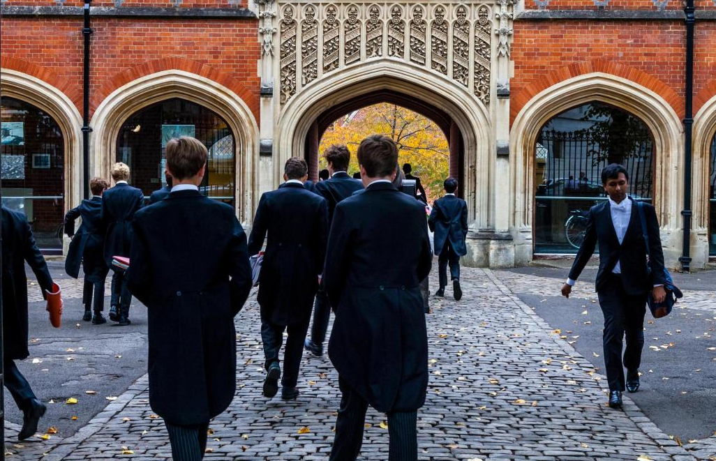 英國著名寄宿學校伊頓公學將會禁止新生攜帶智能電話上學,他們將會獲派只能打電話和收發簡單短訊、未能上網的諾基亞「磚頭電話」。(資料圖片)