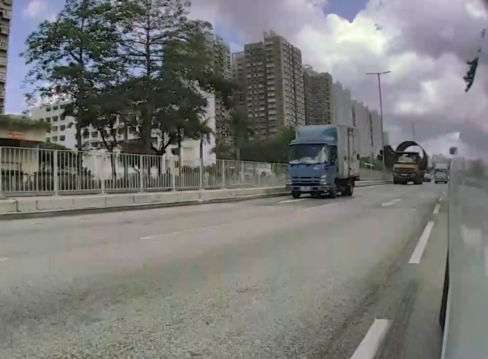 涉事貨車沿快線行駛,準備過燈位前突然減慢車速,車上綑綁貨物的鐵鏈突向上空飛彈(車cam L(香港群組))
