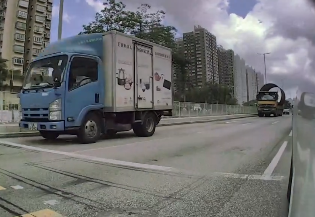 涉事貨車沿快線行駛,準備過燈位前突然減慢車速,車上綑綁貨物的鐵鏈突向上空飛彈(車cam L(香港群組))