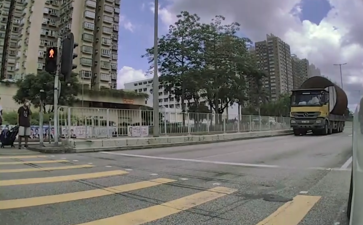 涉事貨車沿快線行駛,準備過燈位前突然減慢車速,車上綑綁貨物的鐵鏈突向上空飛彈(車cam L(香港群組))