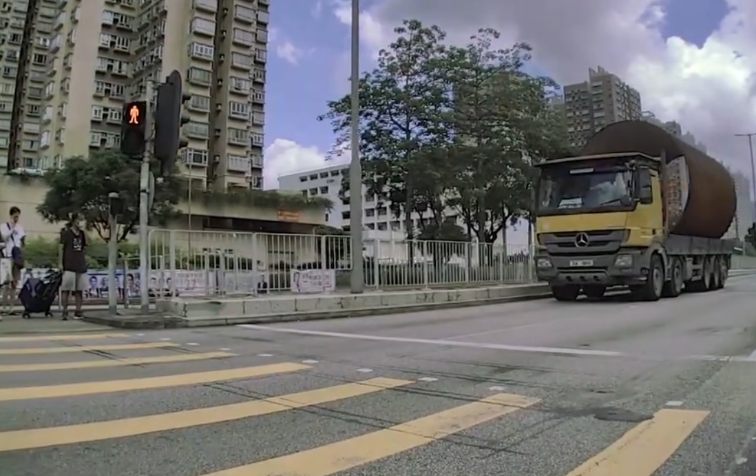涉事貨車沿快線行駛,準備過燈位前突然減慢車速,車上綑綁貨物的鐵鏈突向上空飛彈(車cam L(香港群組))