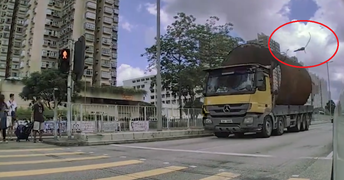 涉事貨車沿快線行駛,準備過燈位前突然減慢車速,車上綑綁貨物的鐵鏈突向上空飛彈(車cam L(香港群組))