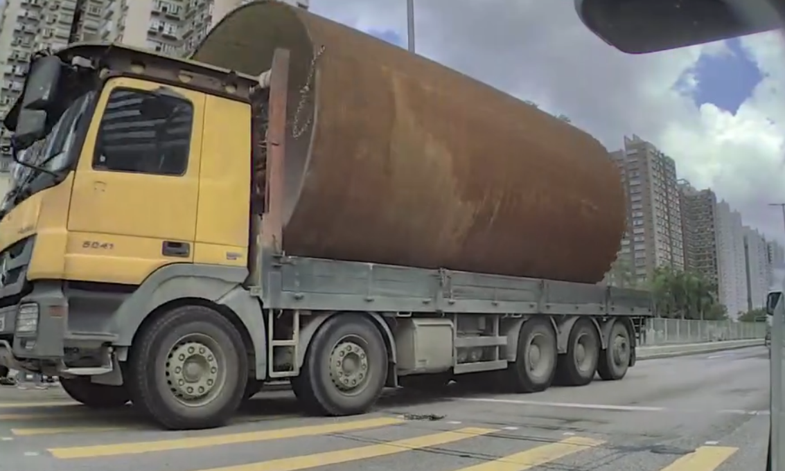 貨車司機減慢車速駛過燈位,亦有鐵鏈跌至地面(車cam L(香港群組))