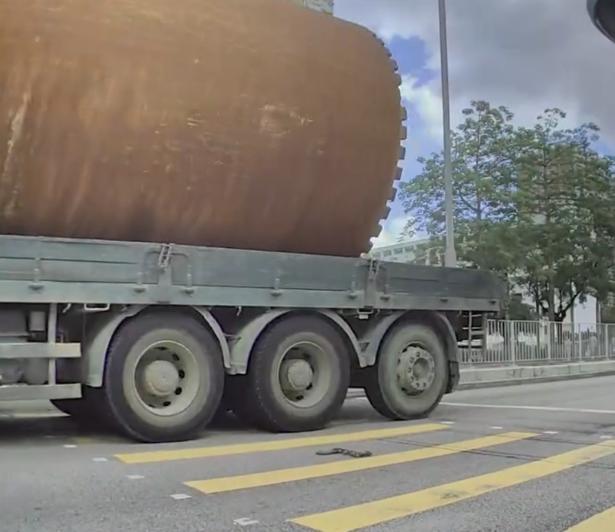 貨車司機減慢車速駛過燈位,亦有鐵鏈跌至地面(車cam L(香港群組))