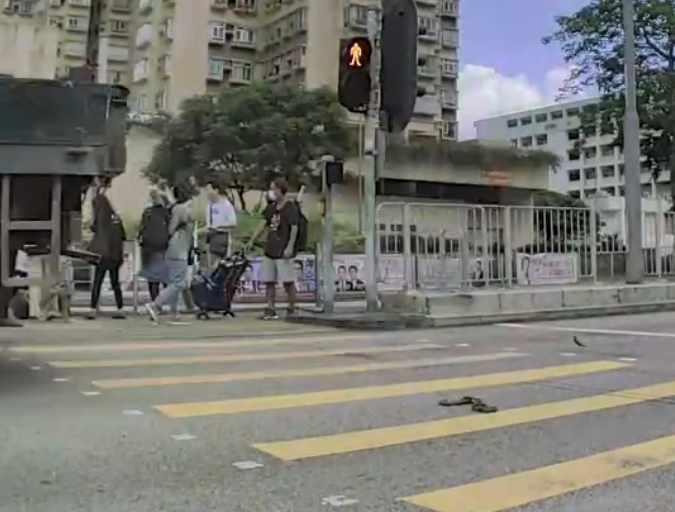 此時燈位安全島上有男途人見狀即閃身避開,亦有人受傷倒地,附近人士即協助(車cam L(香港群組))