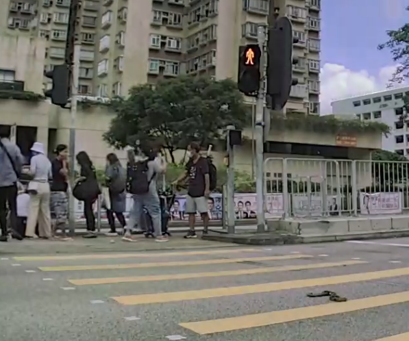 此時燈位安全島上有男途人見狀即閃身避開,亦有人受傷倒地,附近人士即協助(車cam L(香港群組))