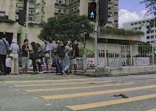 此時燈位安全島上有男途人見狀即閃身避開,亦有人受傷倒地,附近人士即協助(車cam L(香港群組))