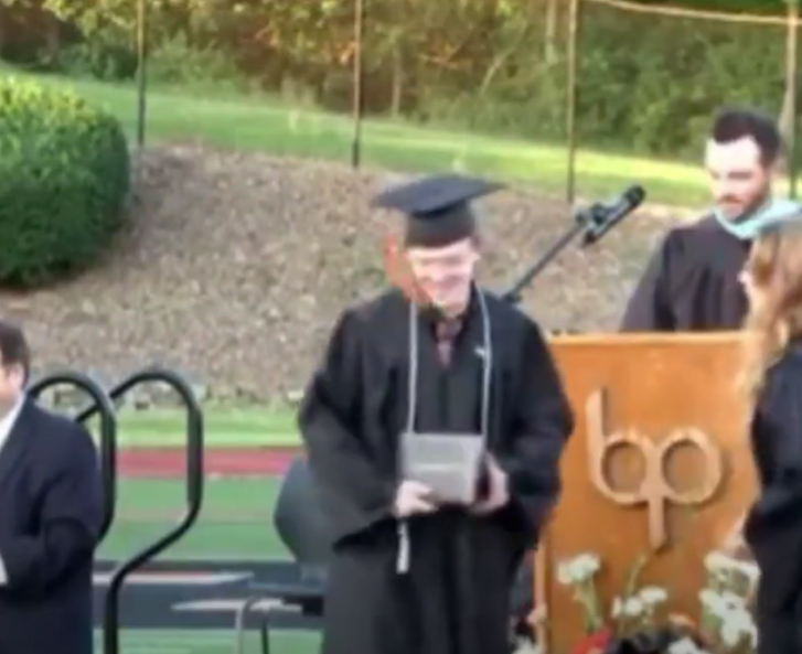 網上流傳相信是槍手Thomas Matthew Crooks的照片及他出席畢業禮的片段。(互聯網)