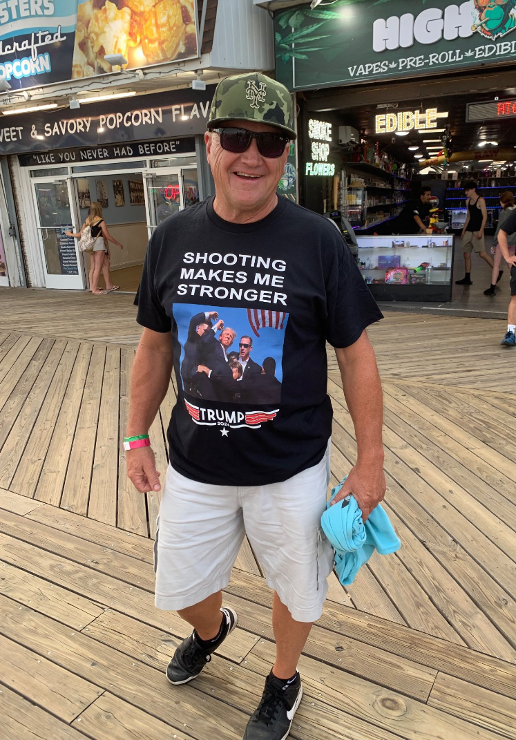 美國已有特朗普的支持者於商店「入貨」穿上T恤(網上圖片)