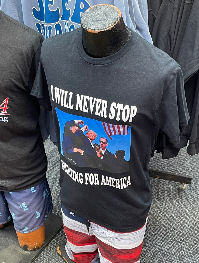 一眾美國商家也紛紛推出印有特朗普握拳照片的T恤(網上圖片)