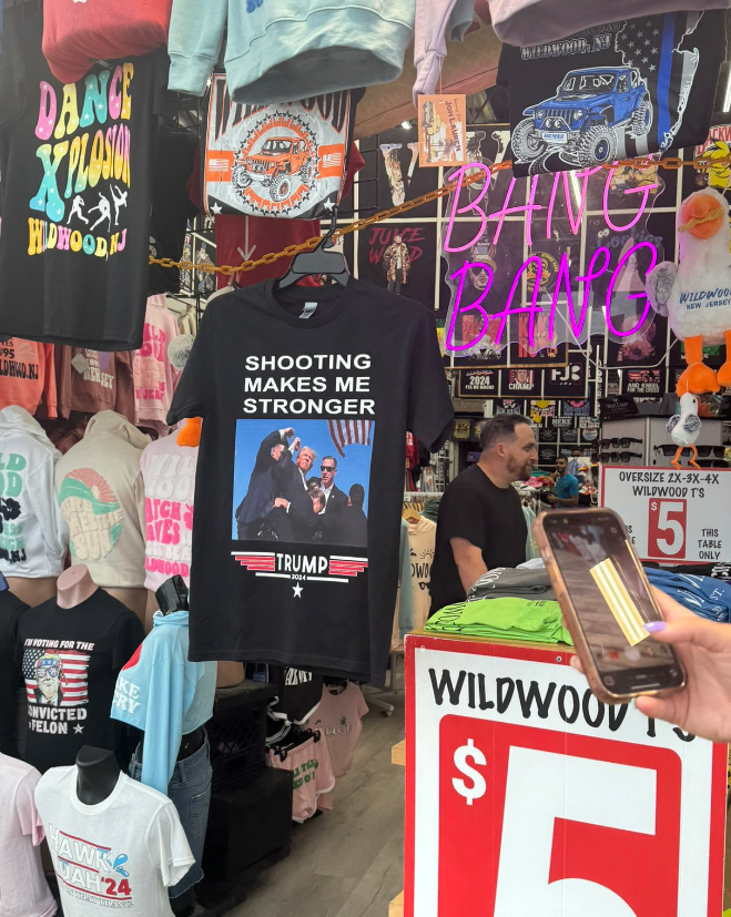 一眾美國商家也紛紛推出印有特朗普握拳照片的T恤(網上圖片)