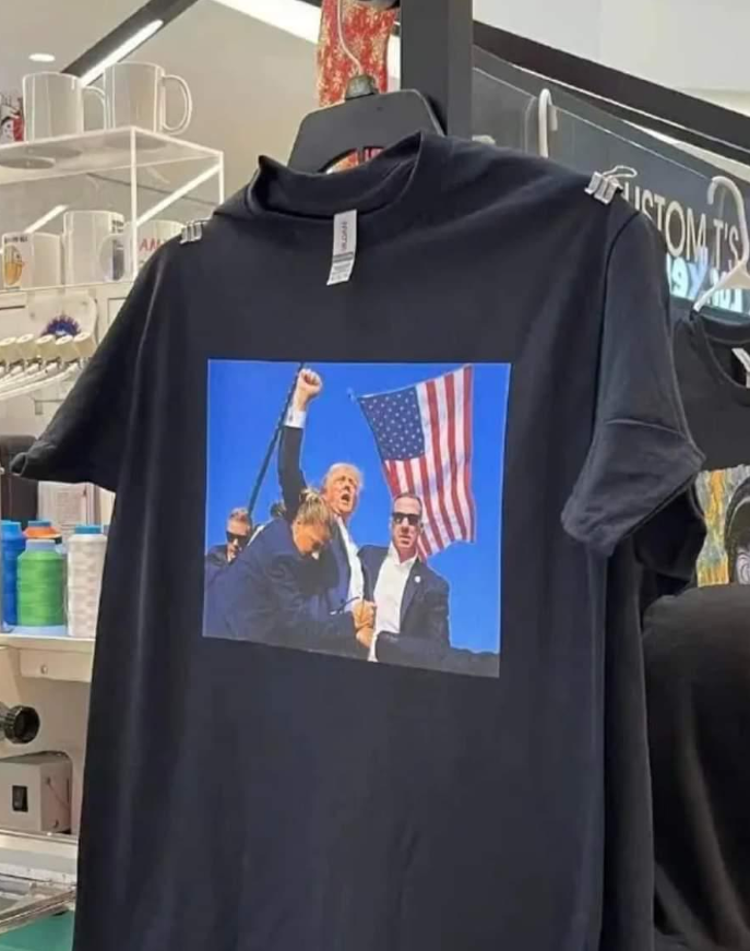 一眾商家也紛紛推出印有特朗普握拳照片的T恤(網上圖片)