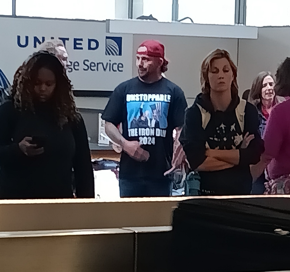 美國已有特朗普的支持者於商店「入貨」穿上T恤(網上圖片)