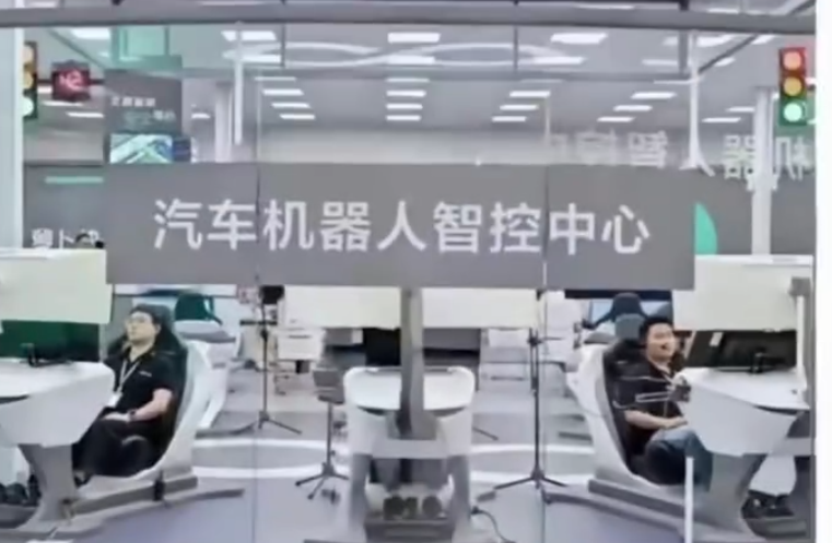 網傳後台工作照片,有真人坐在帶方向盤的屏幕前操作,爆出蘿蔔快跑「遠程代駕」疑雲(網上圖片)