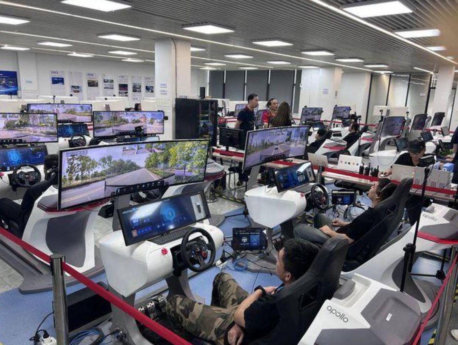 網傳後台工作照片,有真人坐在帶方向盤的屏幕前操作,爆出蘿蔔快跑「遠程代駕」疑雲(網上圖片)