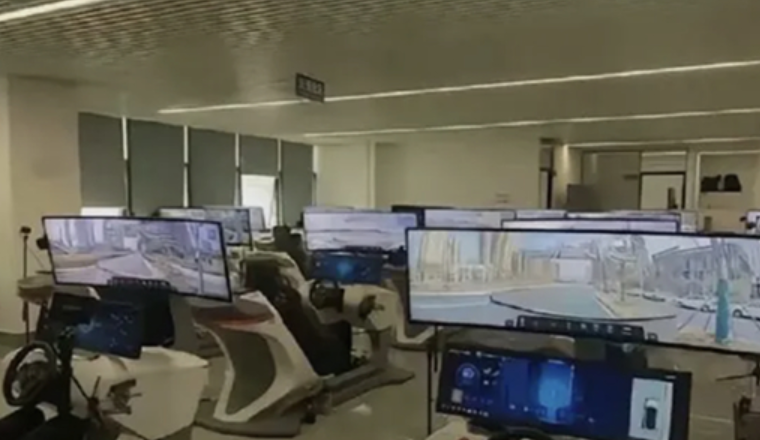 網傳後台工作照片,有真人坐在帶方向盤的屏幕前操作,爆出蘿蔔快跑「遠程代駕」疑雲(網上圖片)