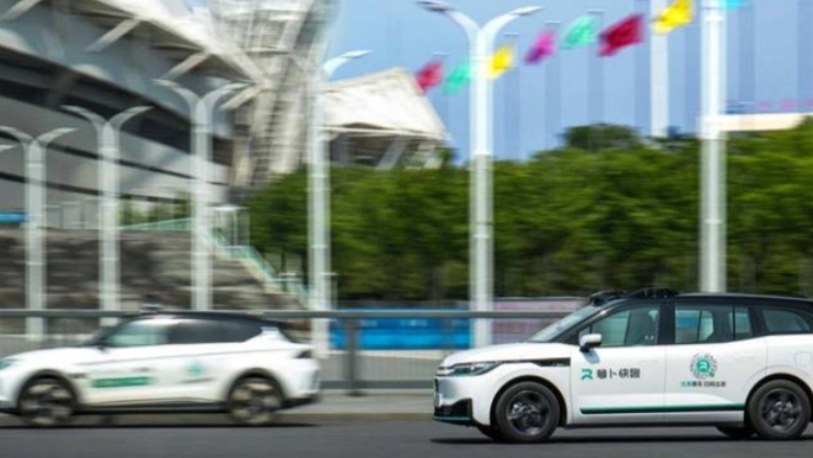 百度旗下自動駕駛無人的士「蘿蔔快跑」獲內地計劃立法規管而推動發展(網上圖片)