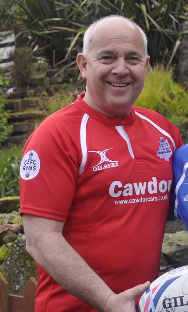 老闆Kevin Davies被指「兜口兜面」大聲向女事主咳嗽,並說她荒謬。(互聯網)