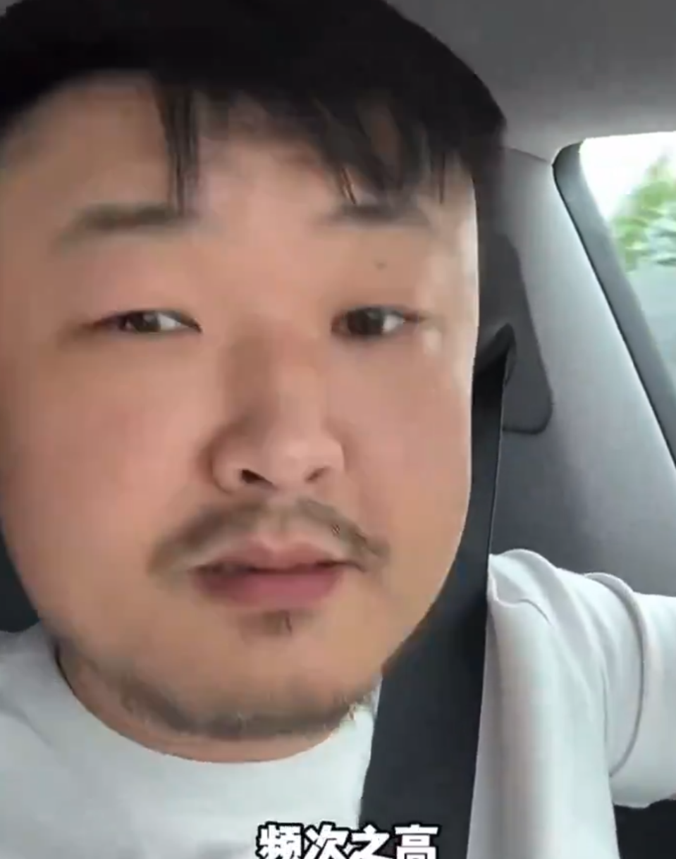 司機忍不住感嘆場景,稱「那些法律相關標語篇幅之大、頻次之高,震驚到我了」。(影片截圖)