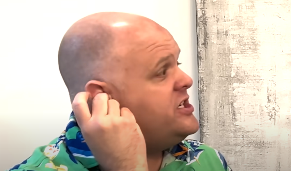 比格斯用手示意,指子彈會在特朗普耳邊飛過。(互聯網)