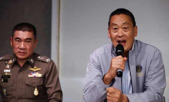 泰總理賽塔(右)。(路透社)