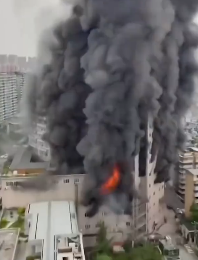 四川百貨大樓施工不慎致大火16死