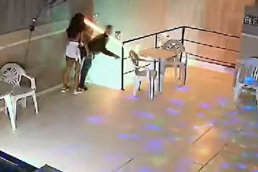 男子疑不堪艷女挑逗,全身癱軟滾下樓梯慘死。(互聯網)