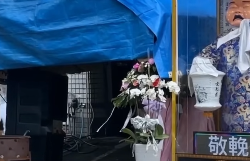 台灣一名18歲癌末男病人因彌留,坐救護車準備回家欲度最後時光,惟救護車在途中被一架私家車擋路,屢次鳴笛仍沒有讓路,結果病人在路上遺憾離世;其家屬事後於網上發文尋人,要求該名私家車司機到靈堂道歉。